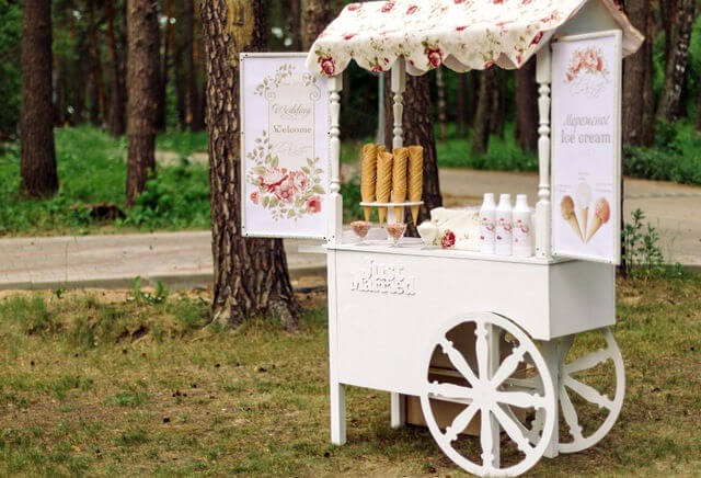 outdoor wedding ice cream bar